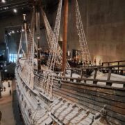 Die Wasa/Vasa. Imposantes Kriegsschiff, gebaut im 17Jh., um dem Gegner so richtig zu imponieren. Gesunken bei der Jungfernfahrt nach 1300m durch eine Windböe vor den Augen ihres Auftraggebers, dem schwedischen König ;)