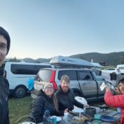 Sommer im Norden mit Thomas und Christina: Es ist grad 00:15 in der Frühe. Ziemlich frisch, aber immer noch total hell.