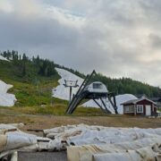 Skigebiet in Schweden mit abgedecktem Schnee