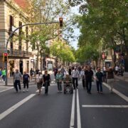 Seit der Pandemie ist die Hauptstrasse im Quartier Sants am Wochenende jeweils eine grosse Fussgängermeile