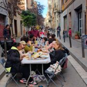 Community Strassenlunch im Sants Viertel.