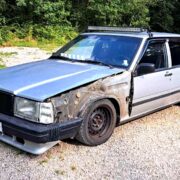 Alle Vierzehnjährigen, die etwas von sich halten, fahren in der Region rund um Göteborg mit viel Stolz diese Schrott-Volvos. Höchstgeschwindigkeit ist 30 km/h