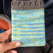 Fährenzeit gute Zeit. Bei 42h kommen einem die besten Ideen. Zum Beispiel eine Hülle fürs E-Book stricken.